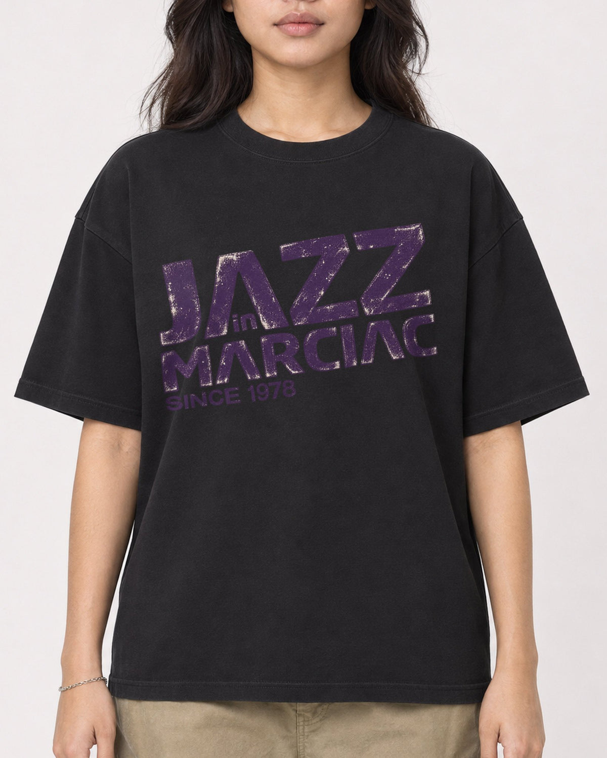 Mockup Boxy Heavyweight Tee Black female close-up 02