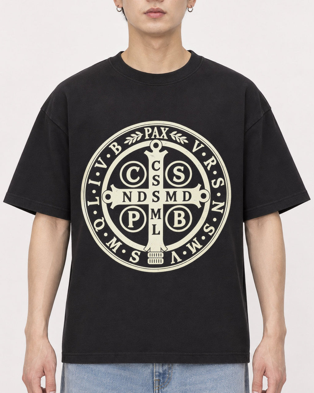 Mockup Boxy Heavyweight Tee Black male close-up 01