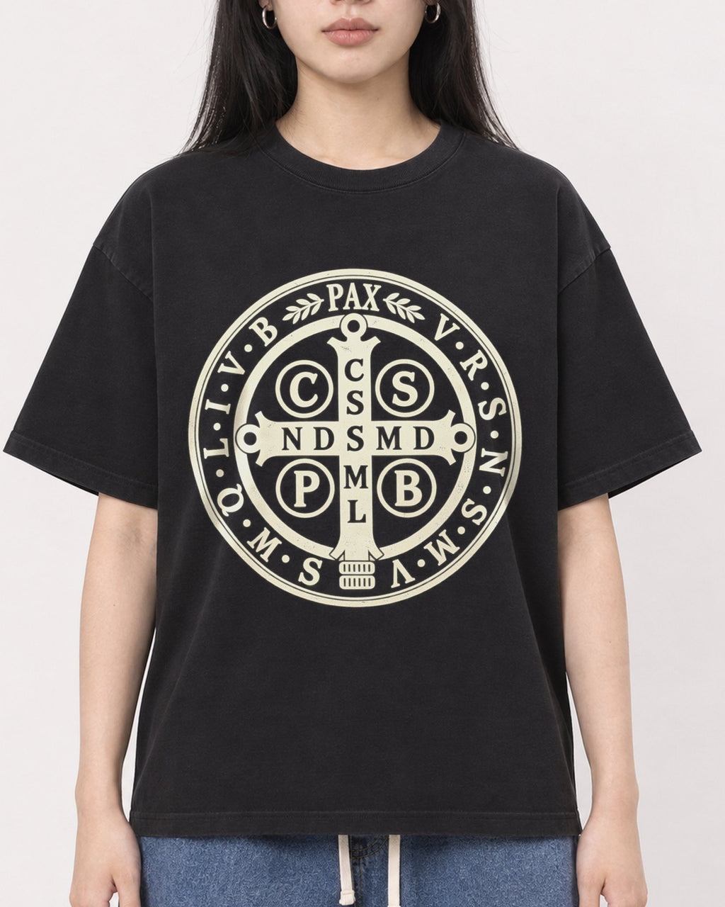 Mockup Boxy Heavyweight Tee Black female close-up 01