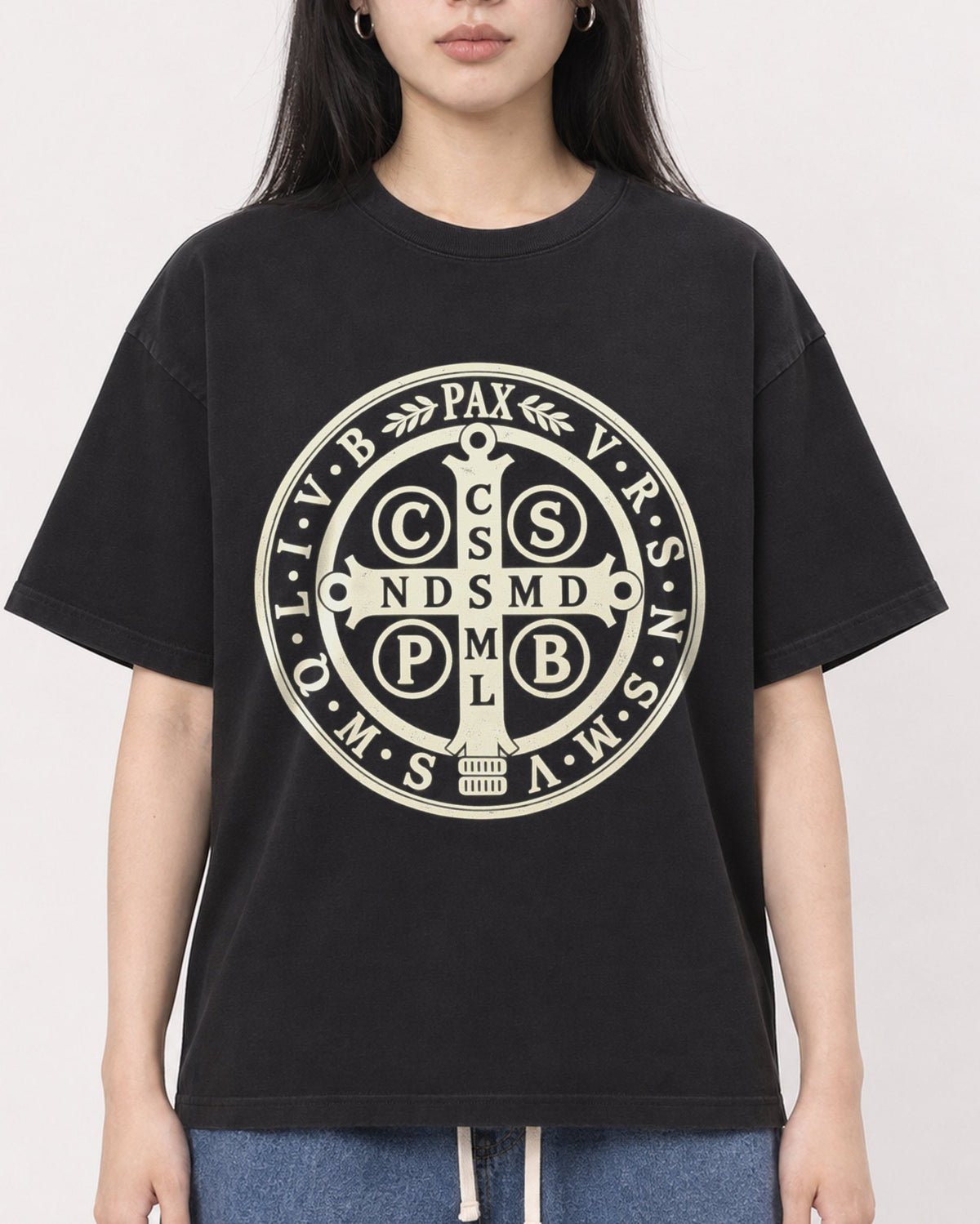 Mockup Boxy Heavyweight Tee Black female close-up 01