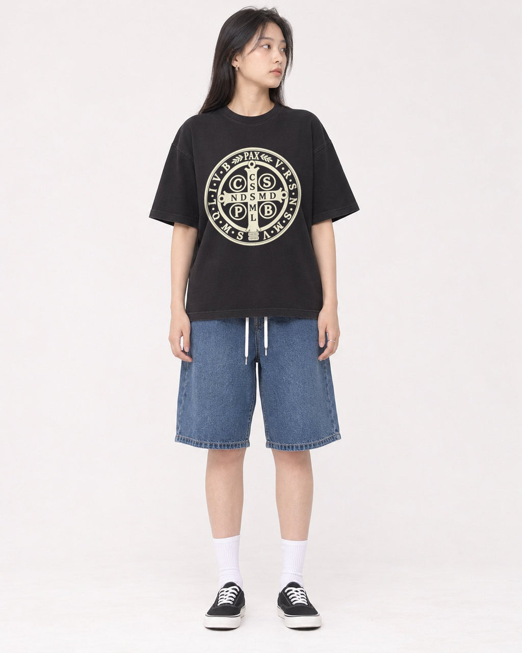 Mockup Boxy Heavyweight Tee Black female full-body 01
