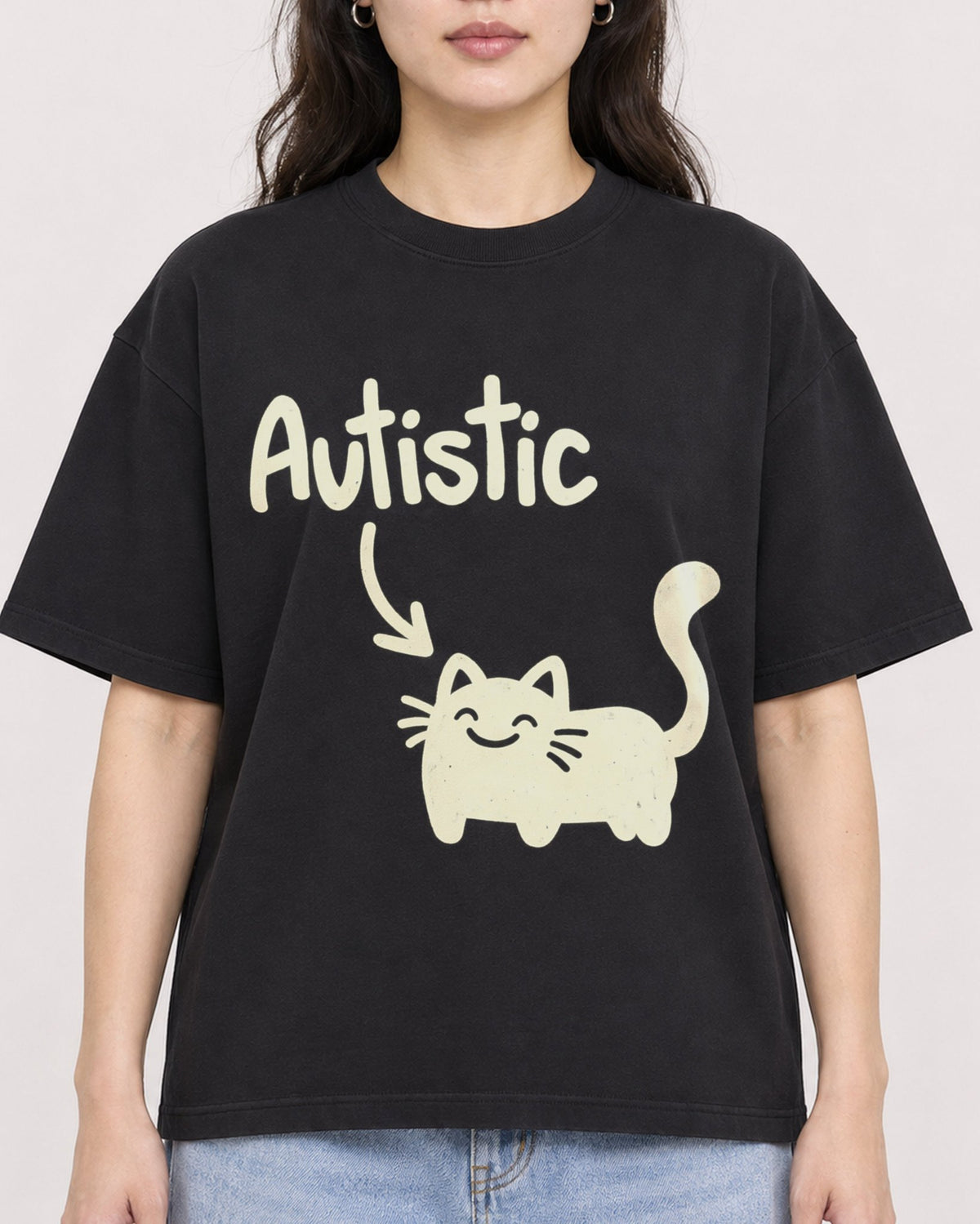 Mockup Boxy Heavyweight Tee Black female close-up 03