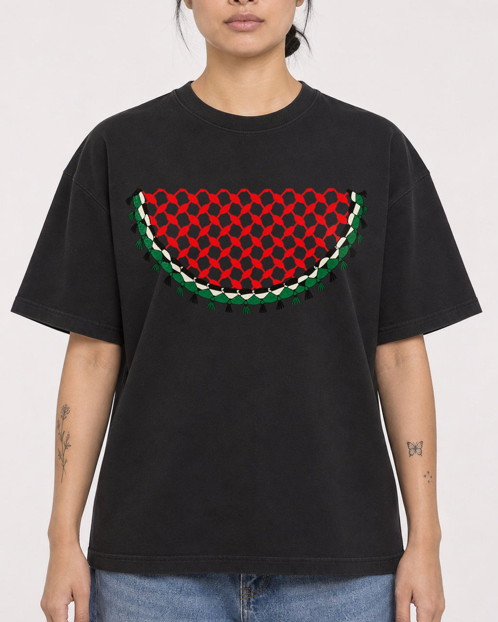 Mockup Boxy Heavyweight Tee Black female close-up 12
