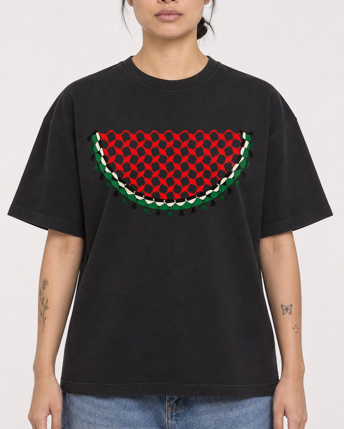 Mockup Boxy Heavyweight Tee Black female close-up 12
