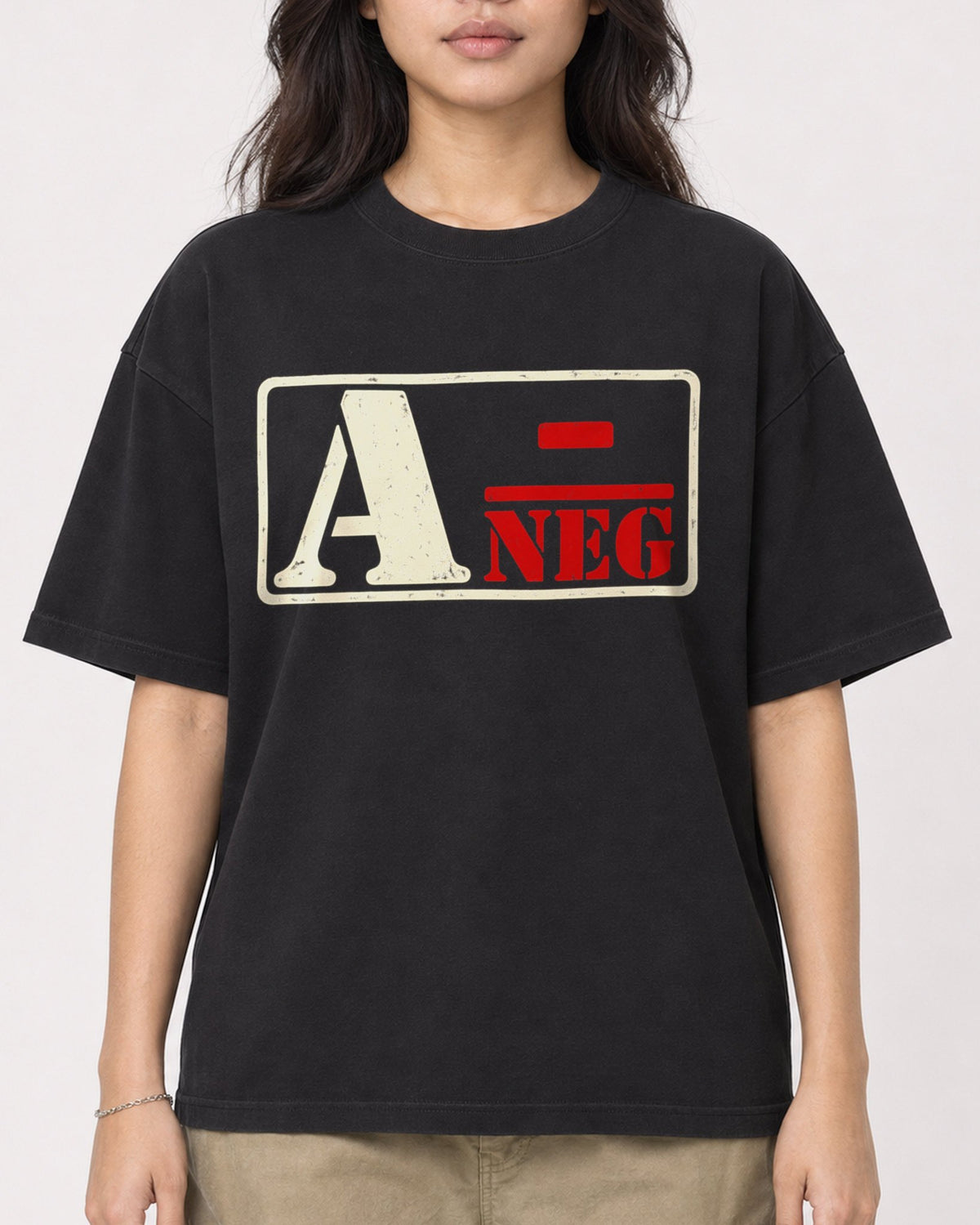 Mockup Boxy Heavyweight Tee Black female close-up 02