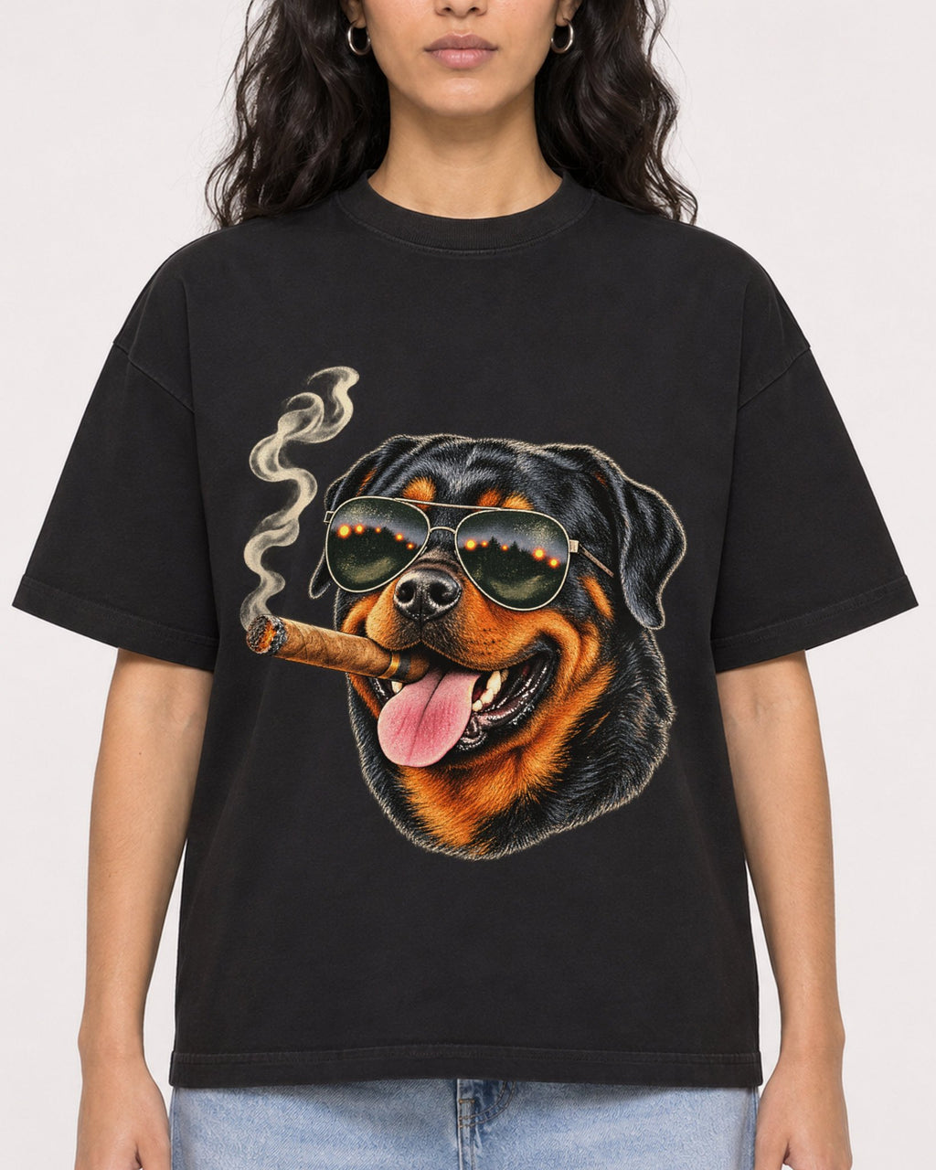 Mockup Boxy Heavyweight Tee Black female close-up 07