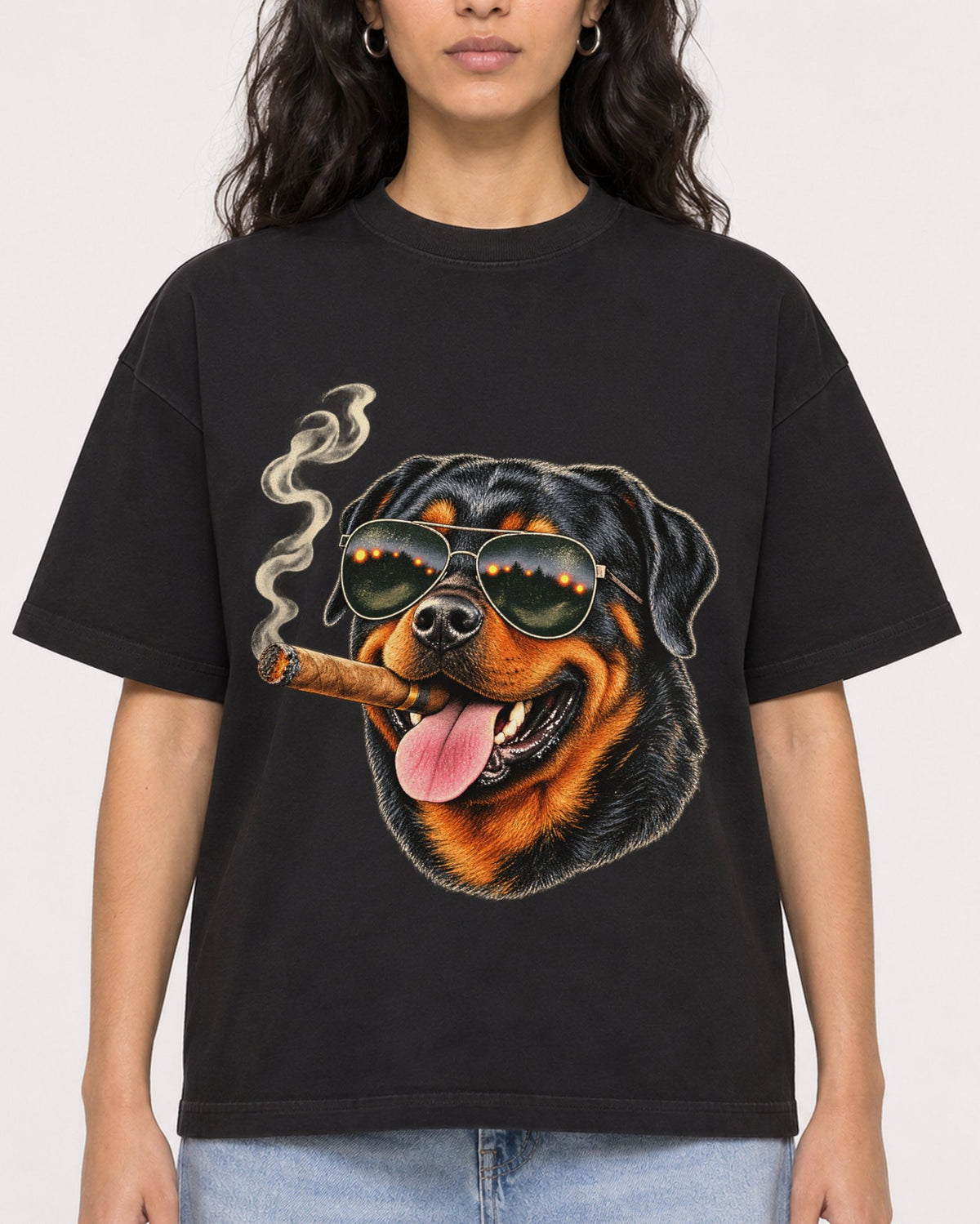 Mockup Boxy Heavyweight Tee Black female close-up 07