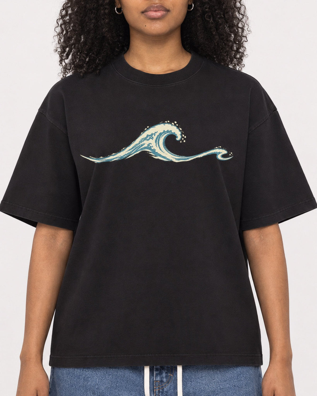 Mockup Boxy Heavyweight Tee Black female close-up 05