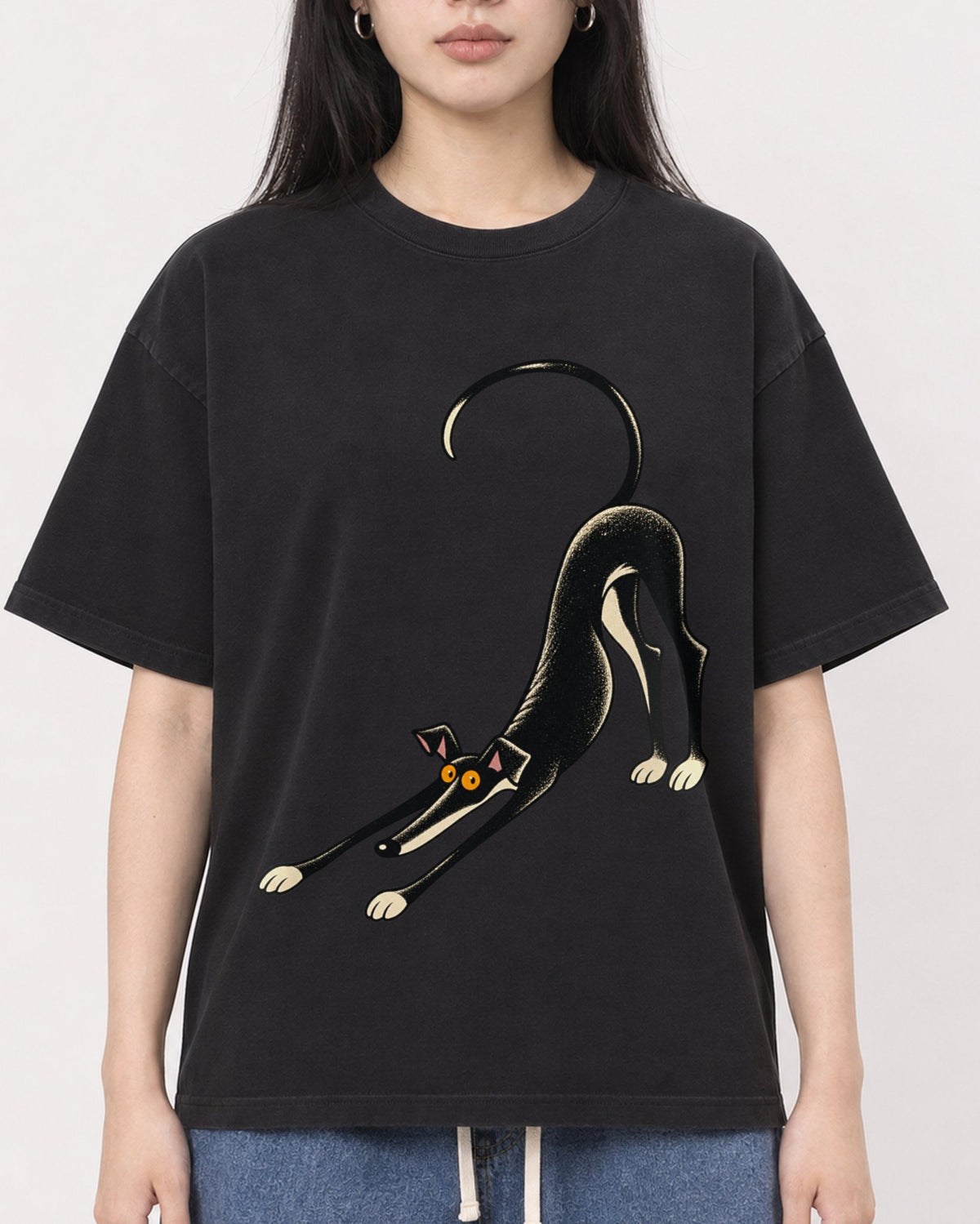 Mockup Boxy Heavyweight Tee Black female close-up 01