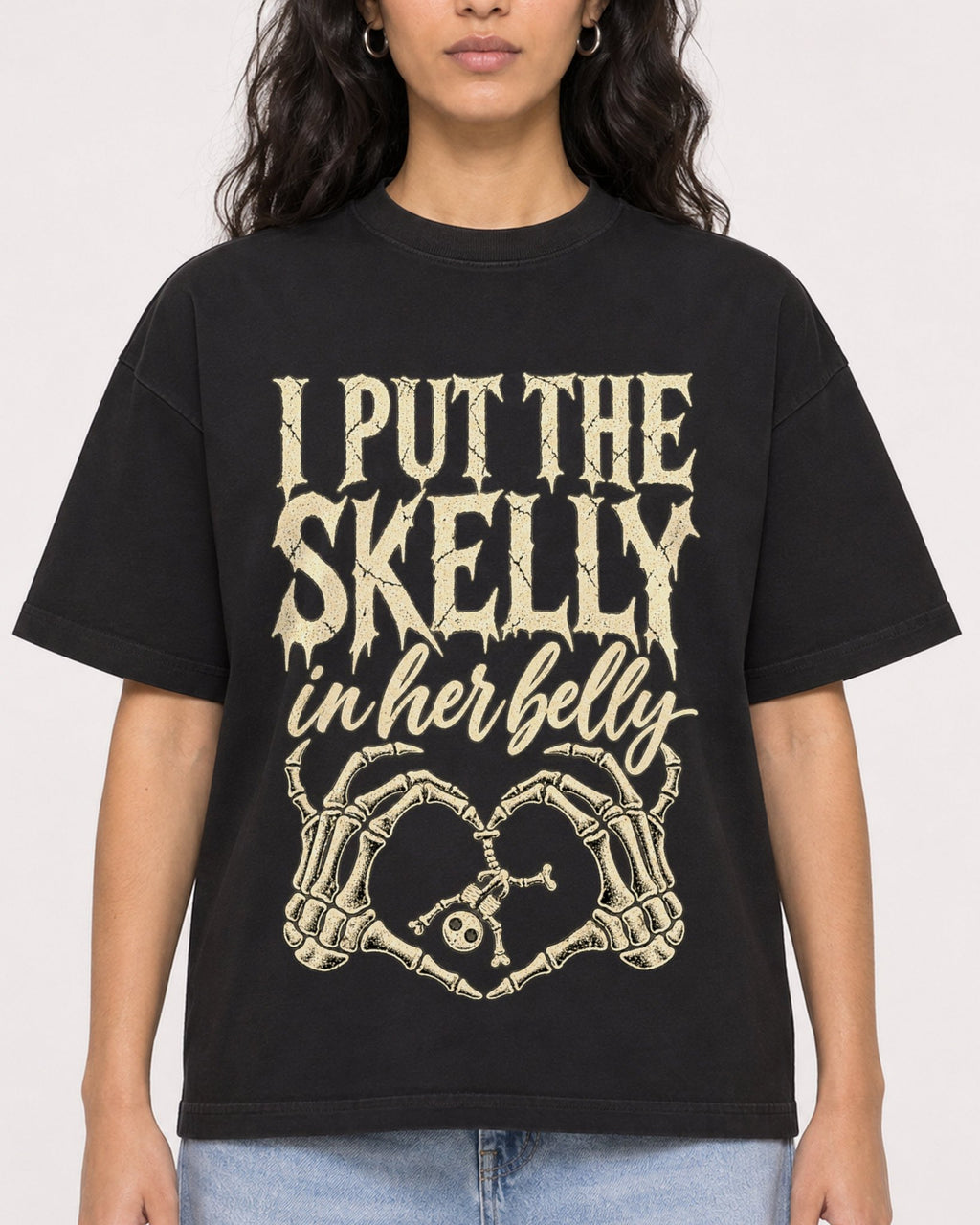 Mockup Boxy Heavyweight Tee Black female close-up 07