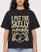 Mockup Boxy Heavyweight Tee Black female close-up 07