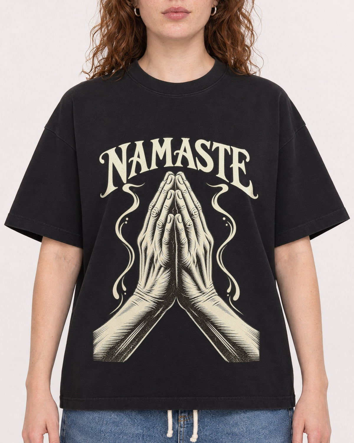 Mockup Boxy Heavyweight Tee Black female close-up 09