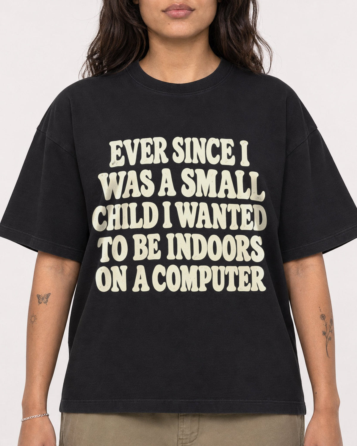 Mockup Boxy Heavyweight Tee Black female close-up 06