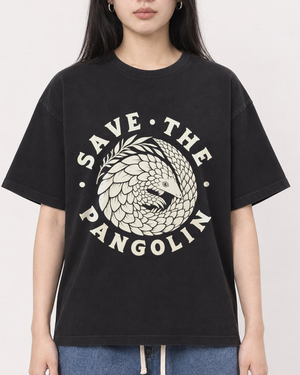 Mockup Boxy Heavyweight Tee Black female close-up 01