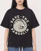 Mockup Boxy Heavyweight Tee Black female close-up 01