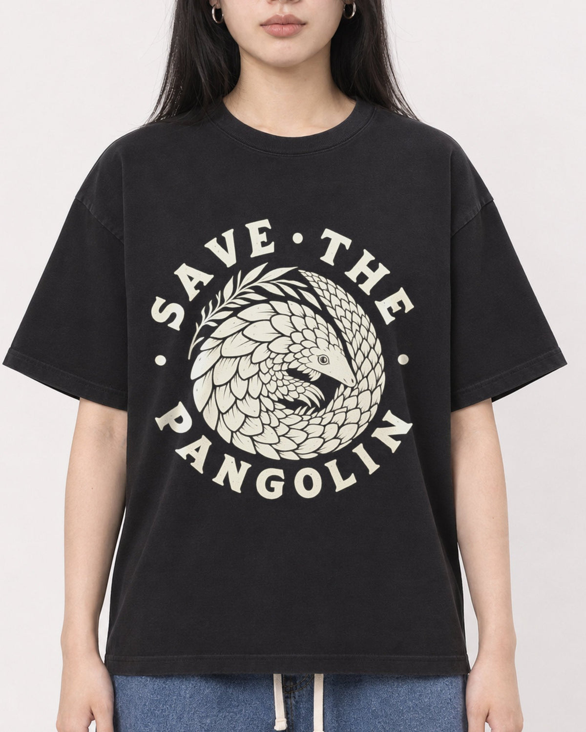 Mockup Boxy Heavyweight Tee Black female close-up 01