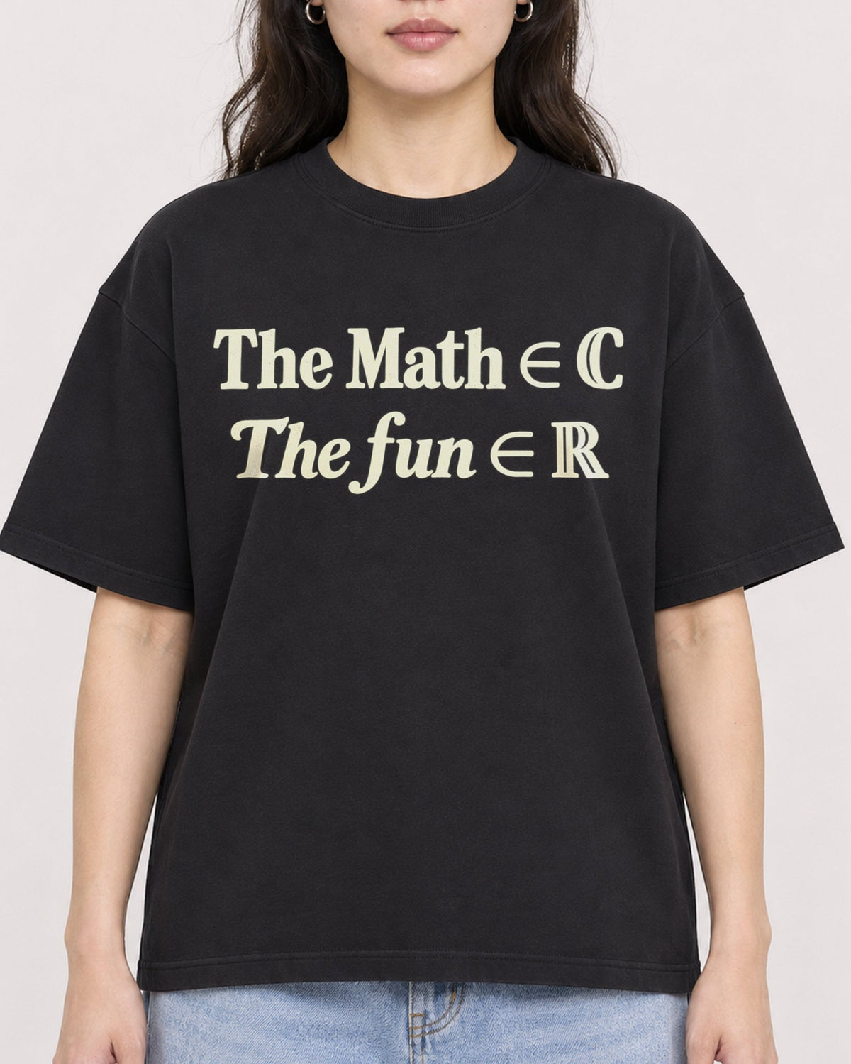 Mockup Boxy Heavyweight Tee Black female close-up 03