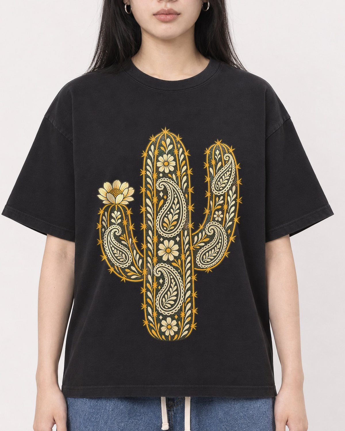 Mockup Boxy Heavyweight Tee Black female close-up 01