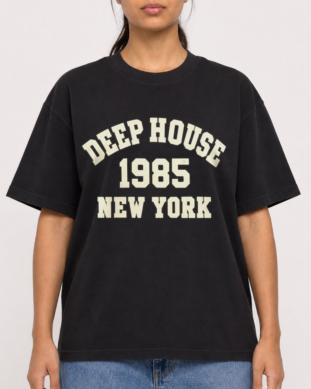 Mockup Boxy Heavyweight Tee Black female close-up 16