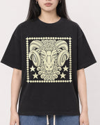 Mockup Boxy Heavyweight Tee Black female close-up 01