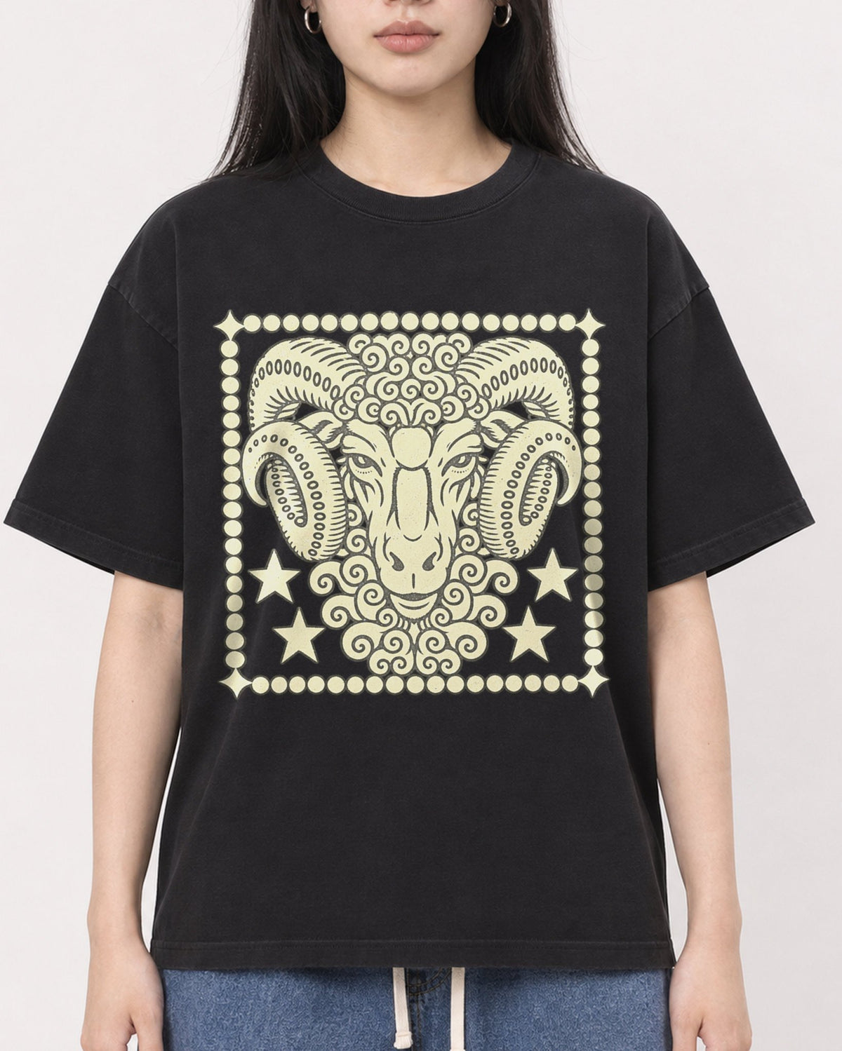 Mockup Boxy Heavyweight Tee Black female close-up 01