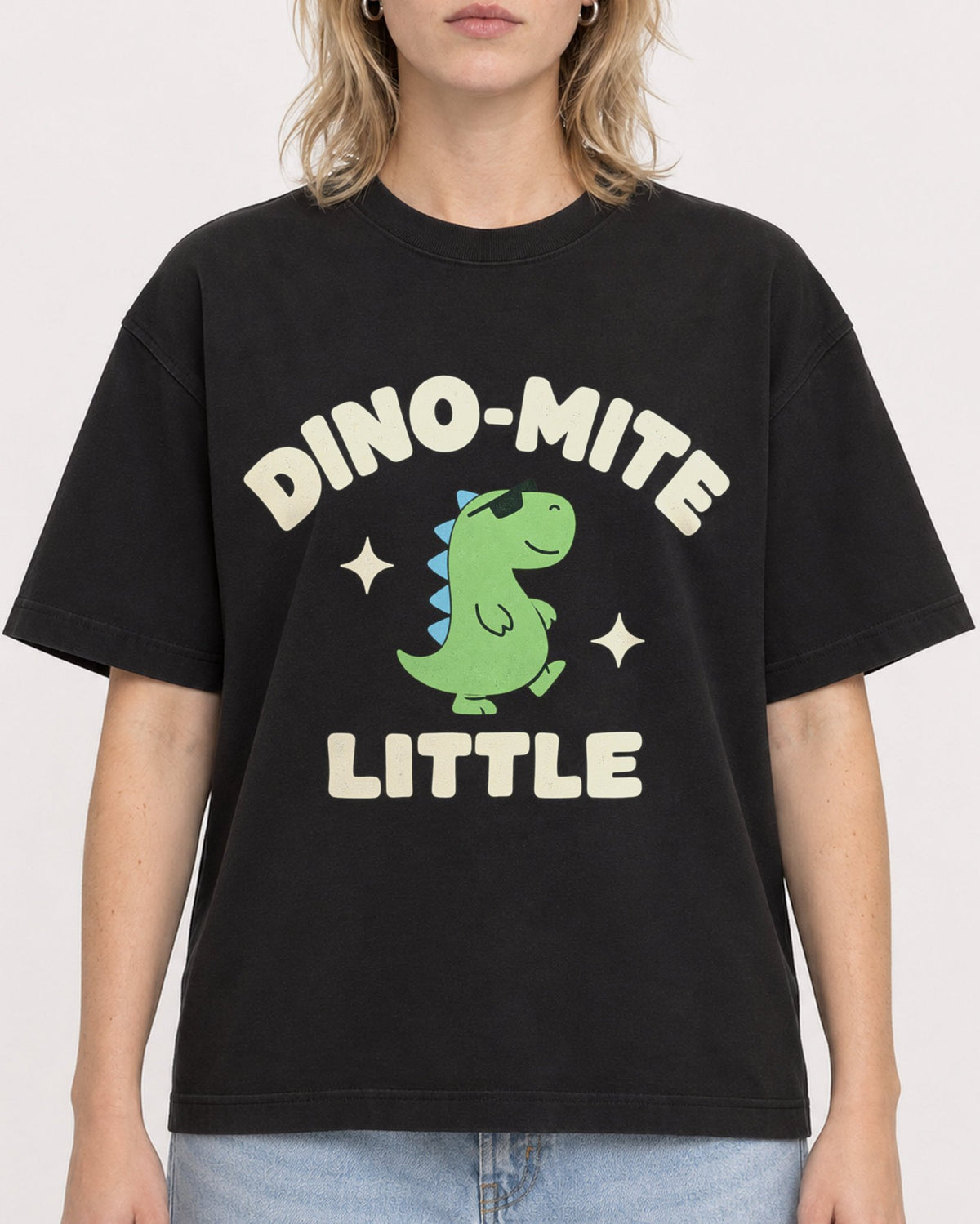 Mockup Boxy Heavyweight Tee Black female close-up 19