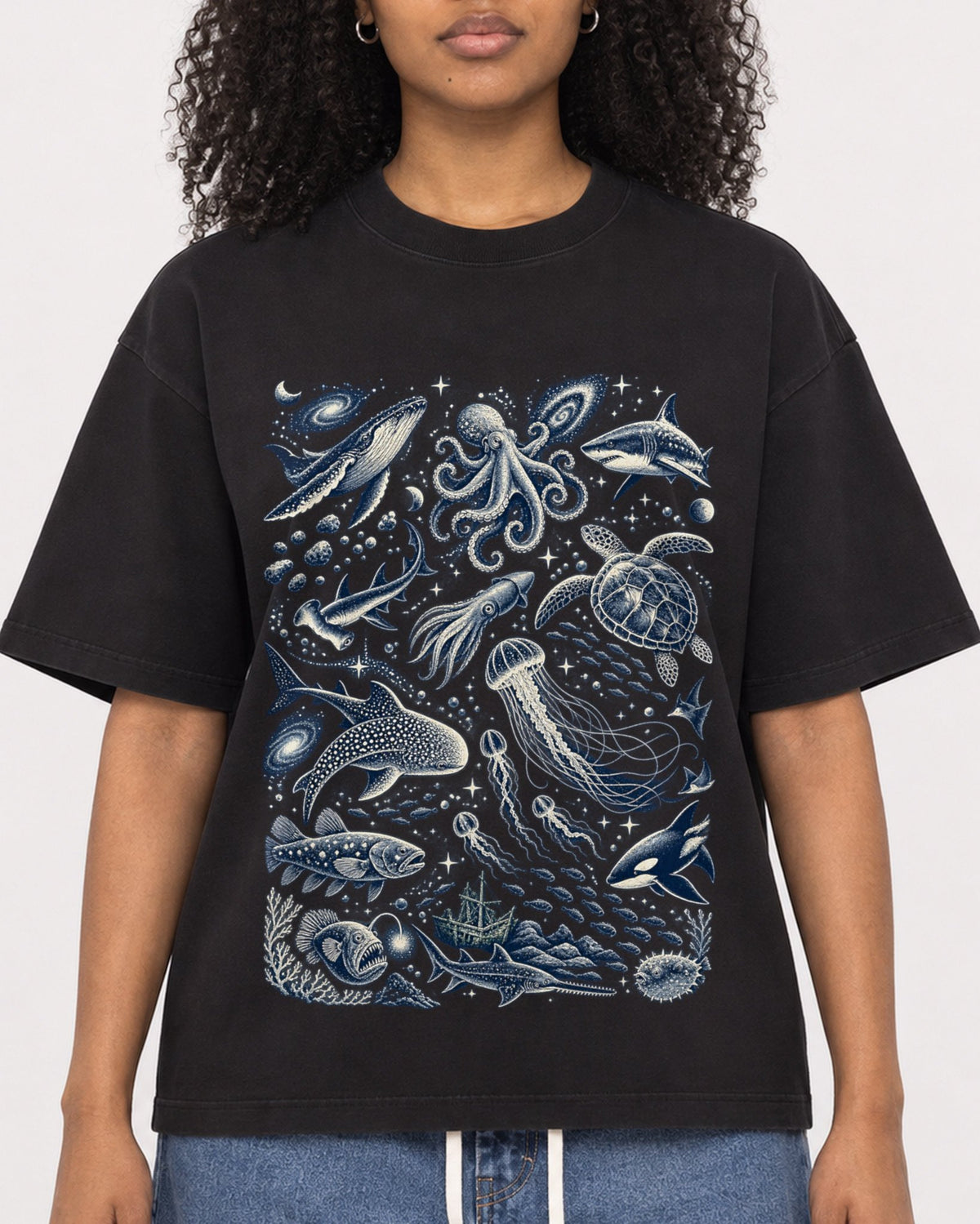 Mockup Boxy Heavyweight Tee Black female close-up 05