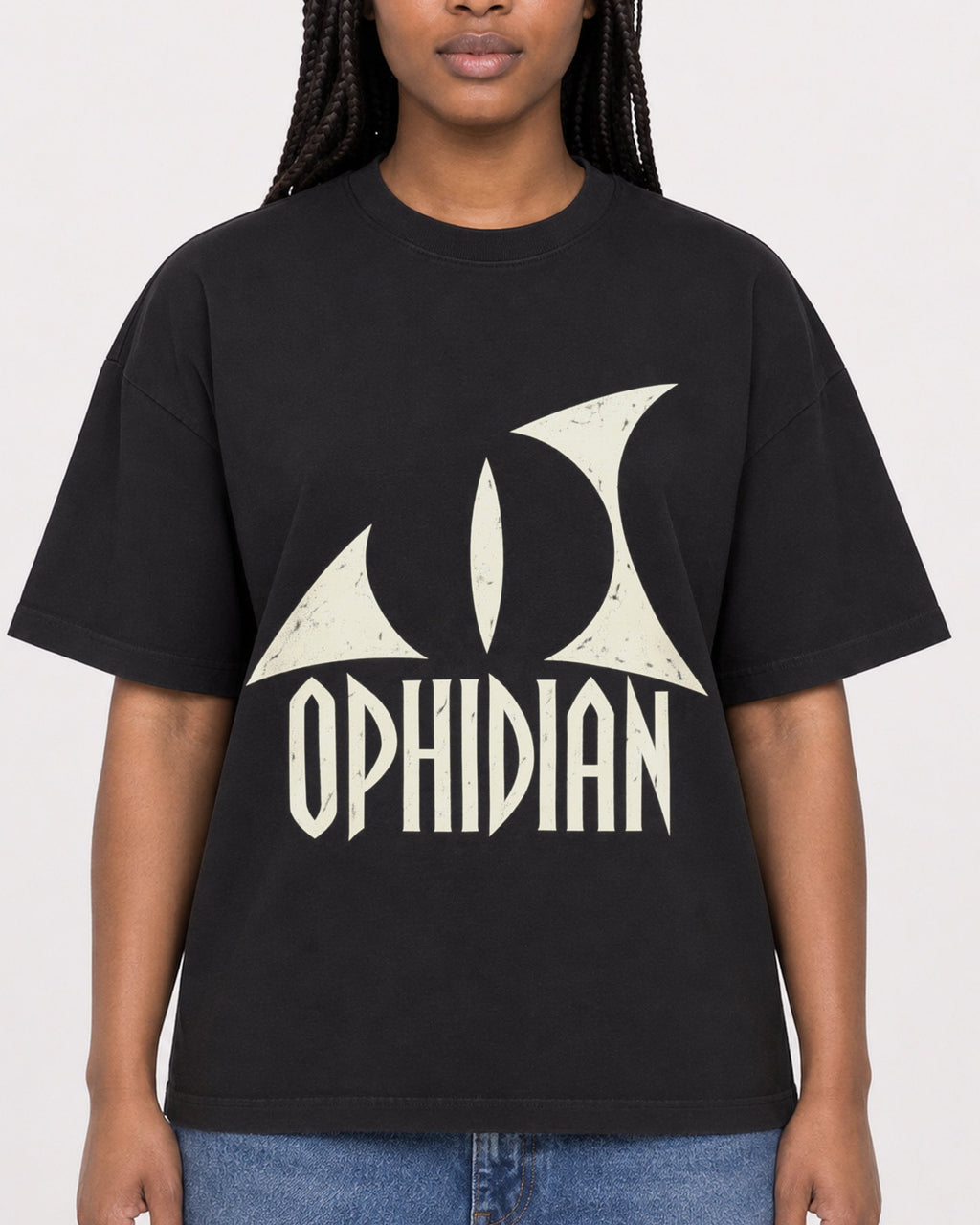 Mockup Boxy Heavyweight Tee Black female close-up 04