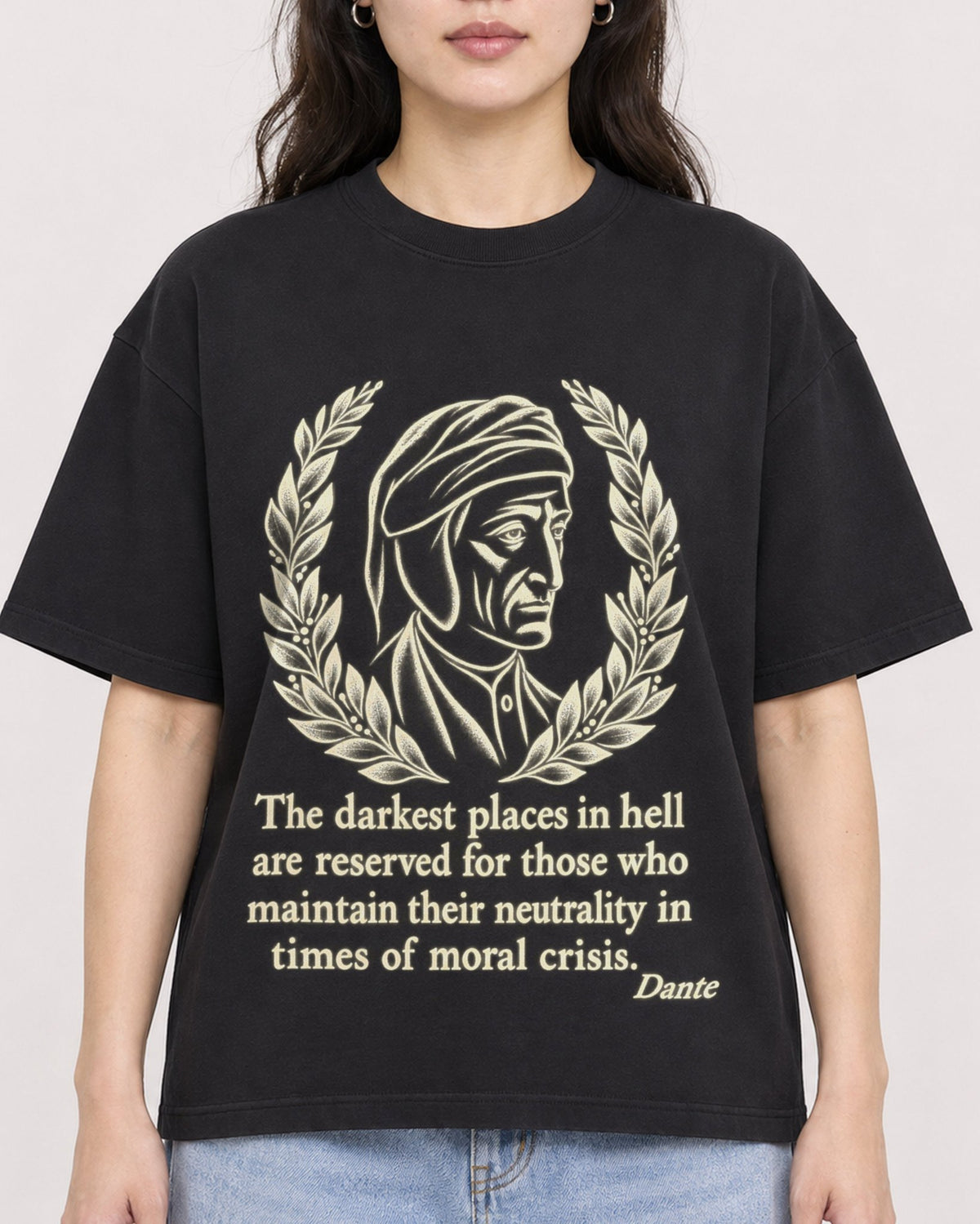 Mockup Boxy Heavyweight Tee Black female close-up 03
