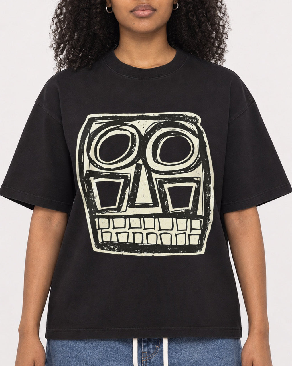 Mockup Boxy Heavyweight Tee Black female close-up 05