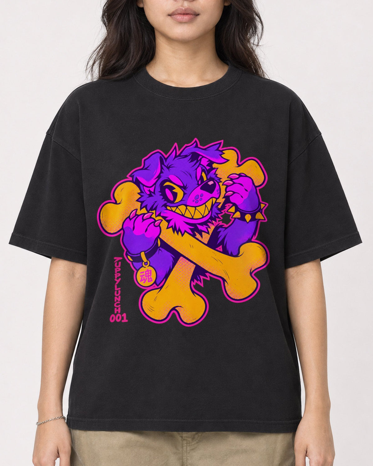 Mockup Boxy Heavyweight Tee Black female close-up 02