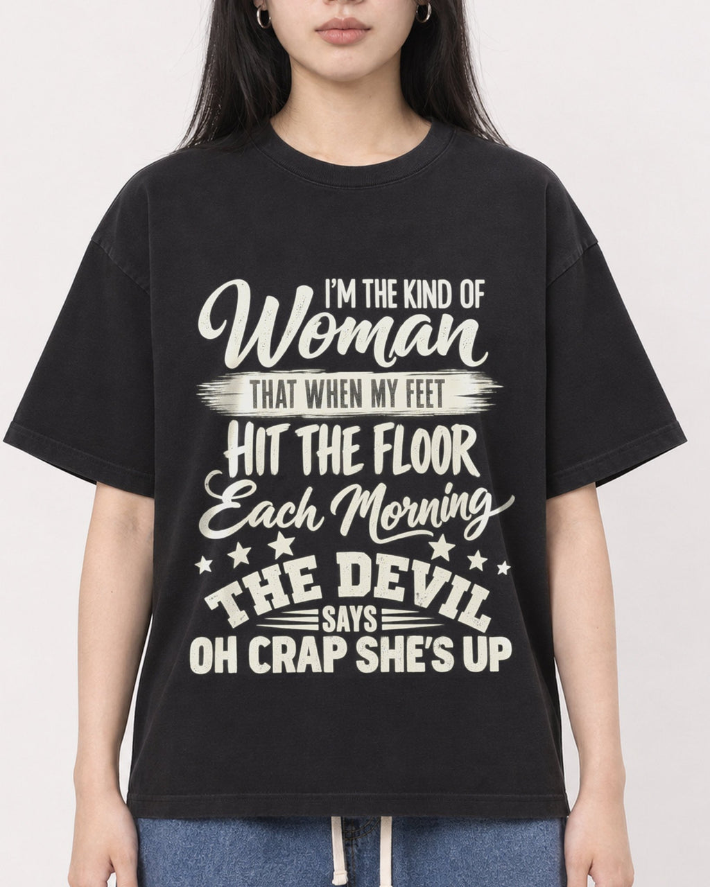 Mockup Boxy Heavyweight Tee Black female close-up 01