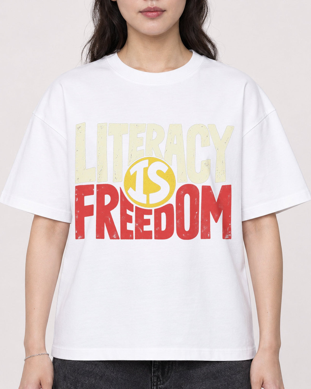 Mockup Boxy Heavyweight Tee White female close-up 03