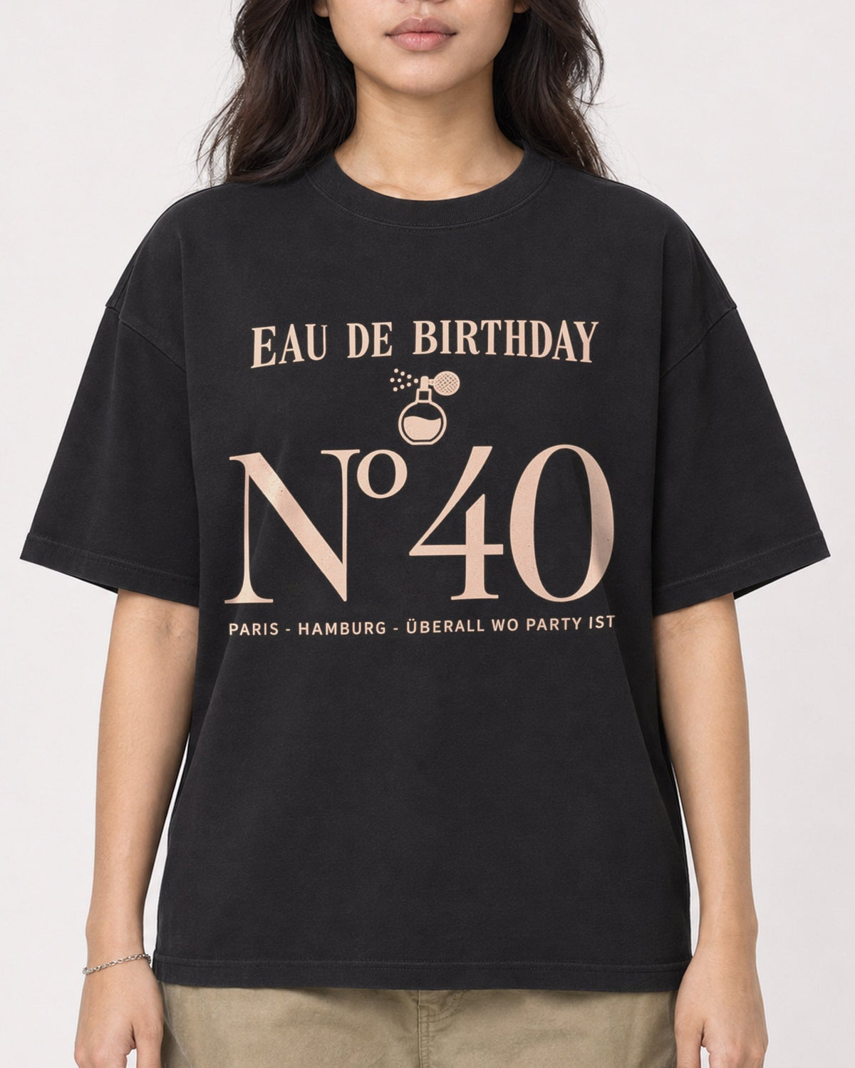 Mockup Boxy Heavyweight Tee Black female close-up 02