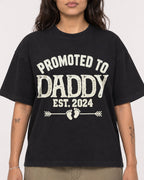 Mockup Boxy Heavyweight Tee Black female close-up 06