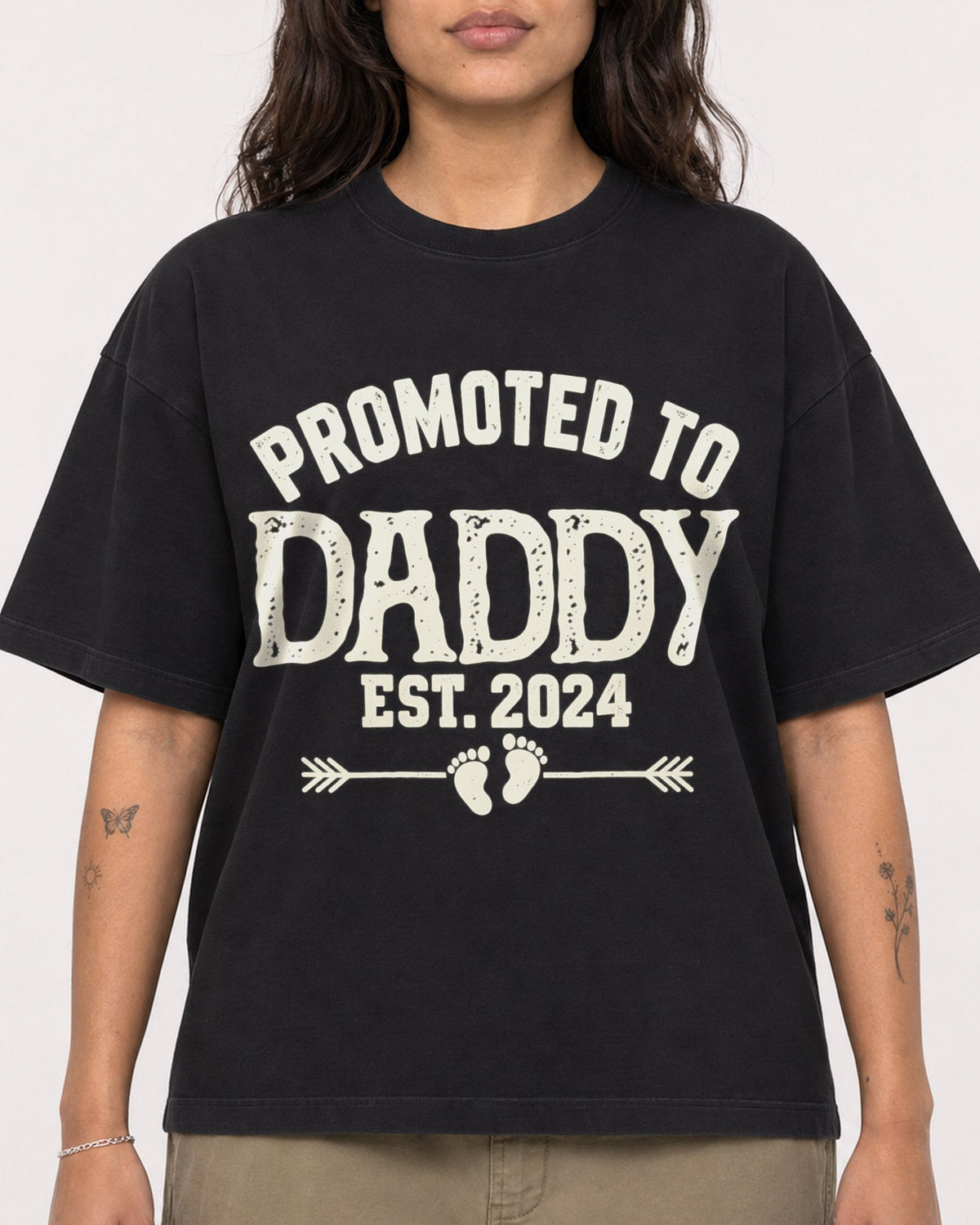 Mockup Boxy Heavyweight Tee Black female close-up 06