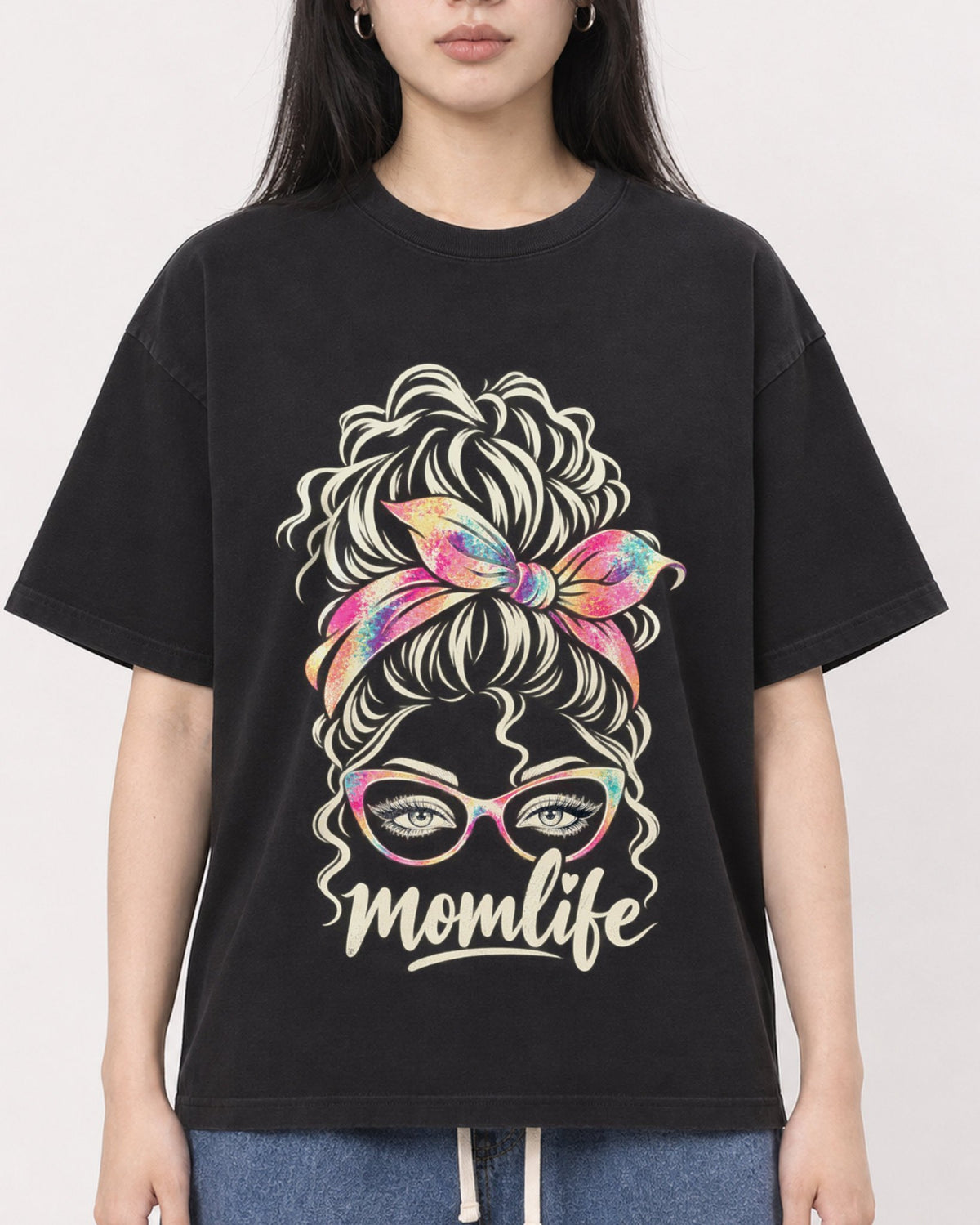 Mockup Boxy Heavyweight Tee Black female close-up 01