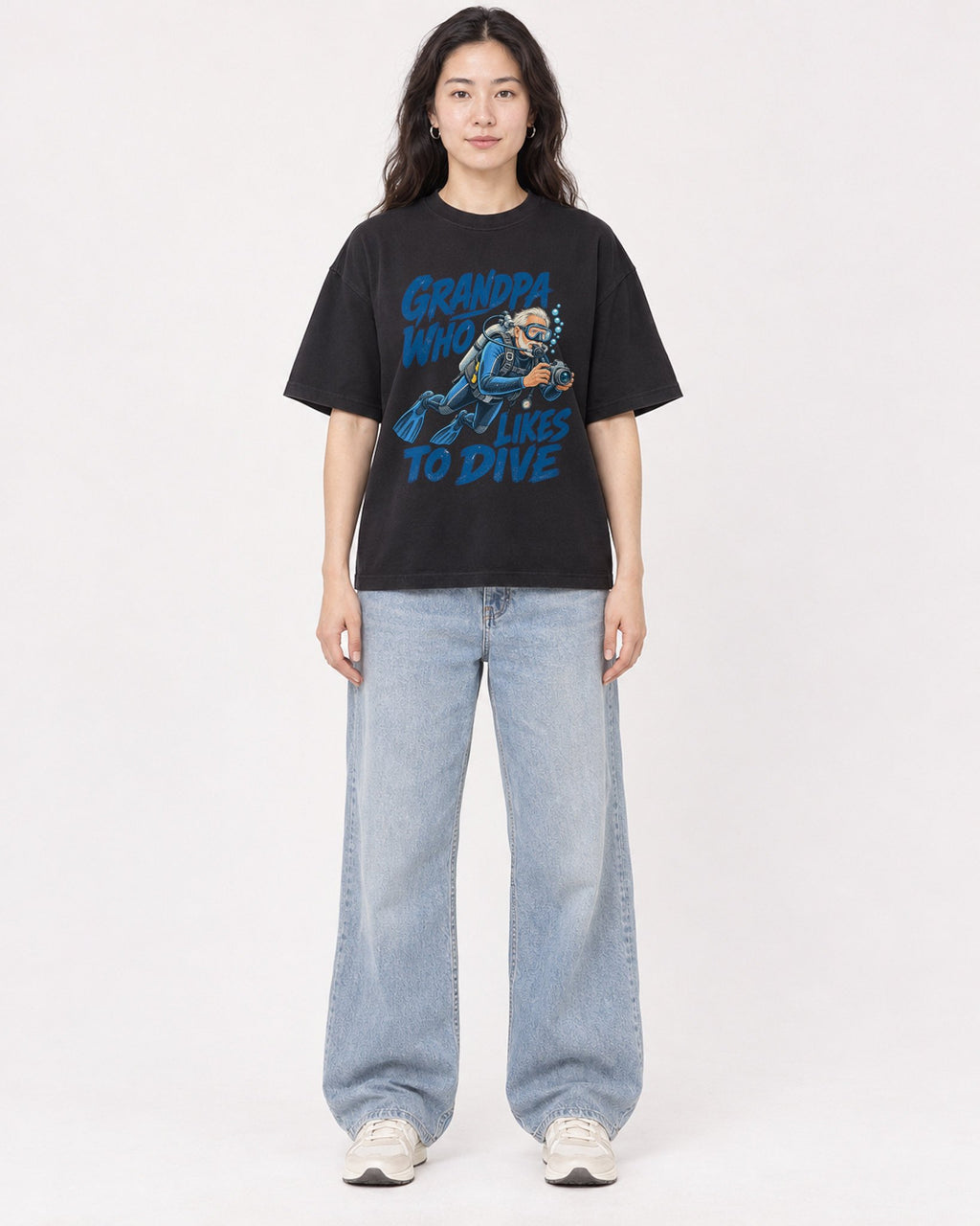 Mockup Boxy Heavyweight Tee Black female full-body 03