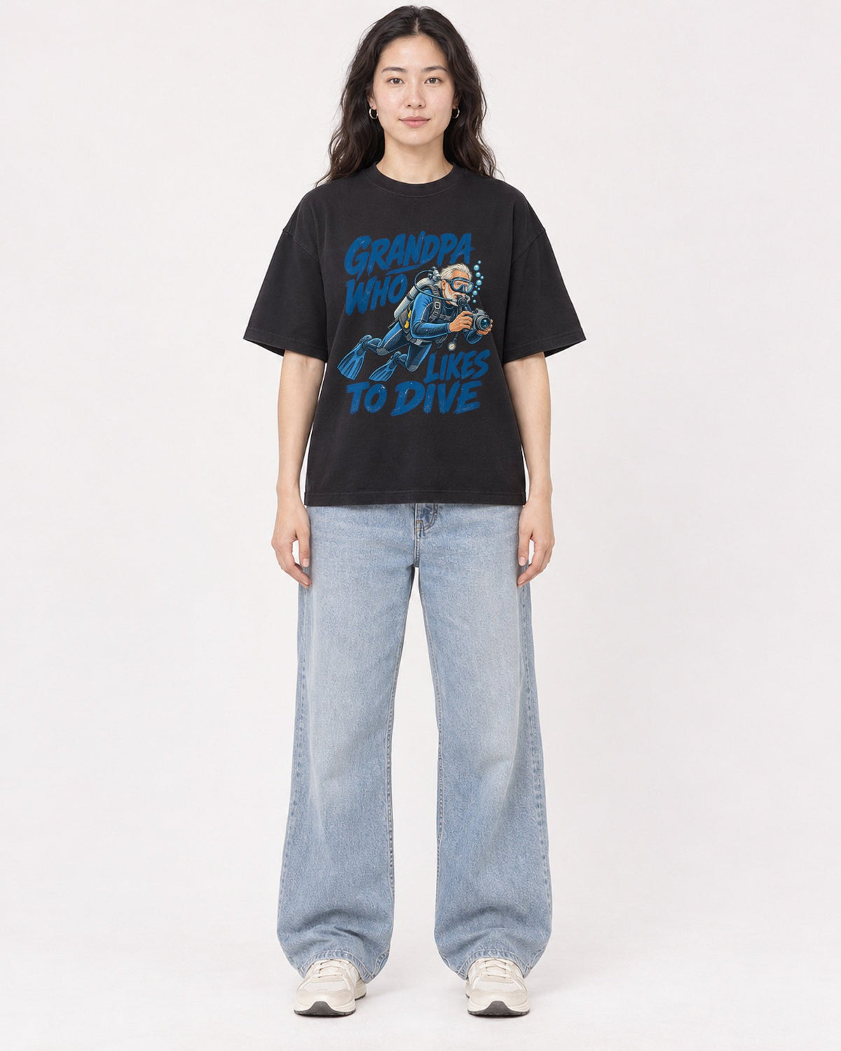 Mockup Boxy Heavyweight Tee Black female full-body 03