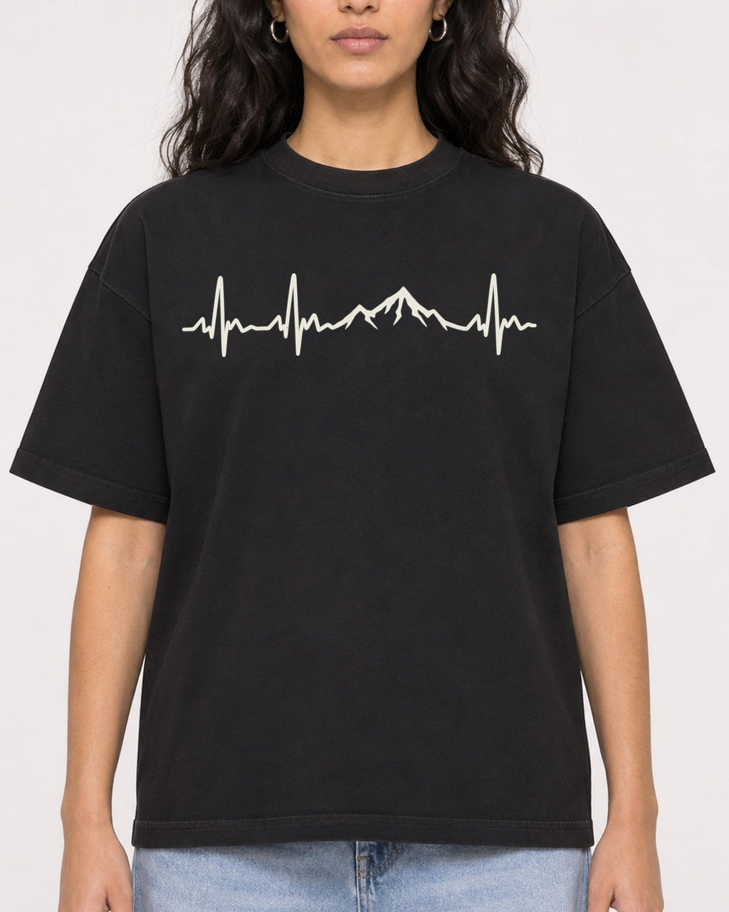 Mockup Boxy Heavyweight Tee Black female close-up 07