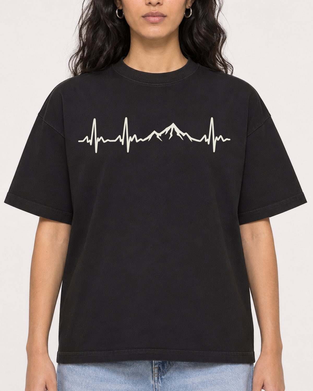 Mockup Boxy Heavyweight Tee Black female close-up 07