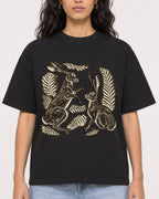 Mockup Boxy Heavyweight Tee Black female close-up 07