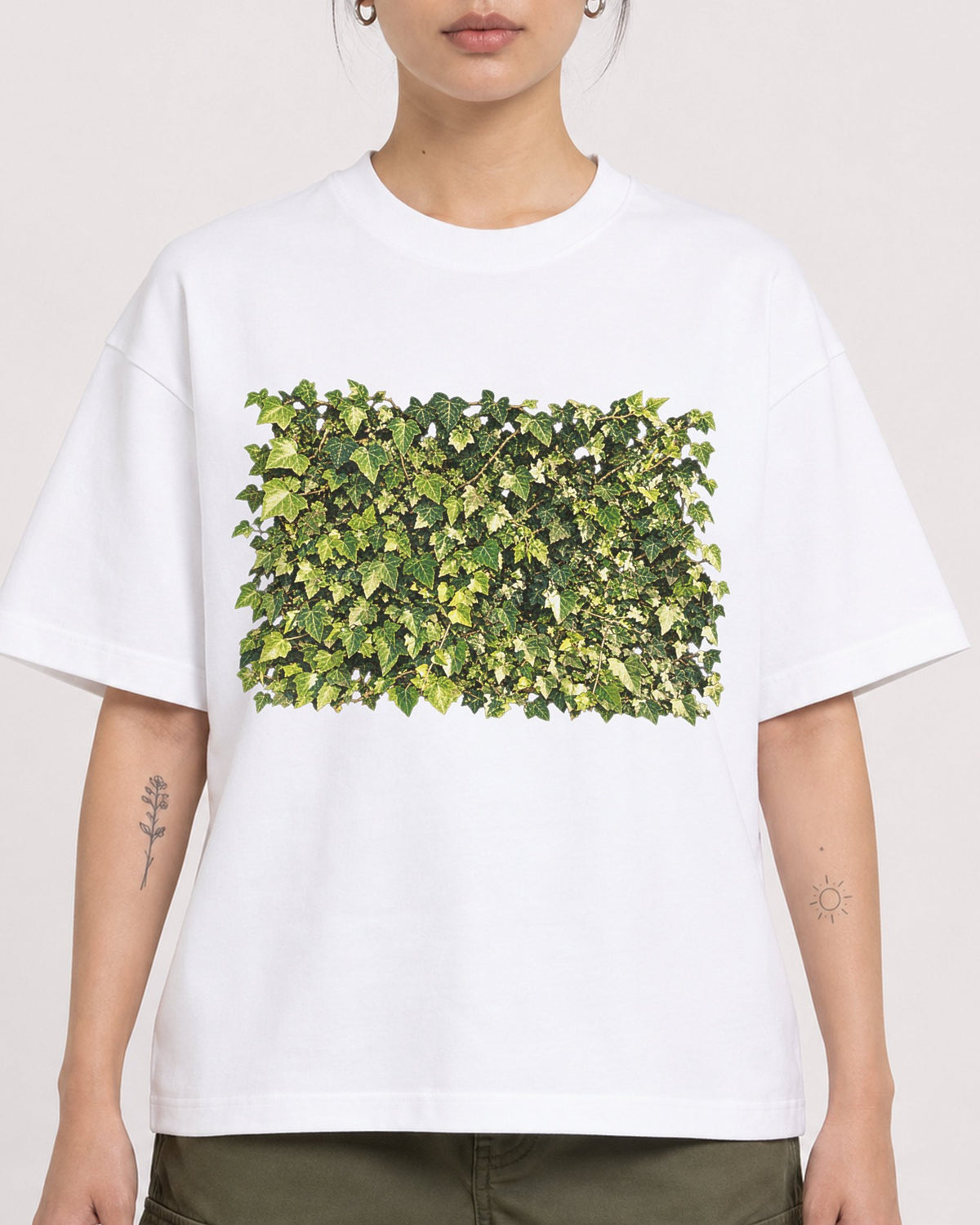 Mockup Boxy Heavyweight Tee White female close-up 12