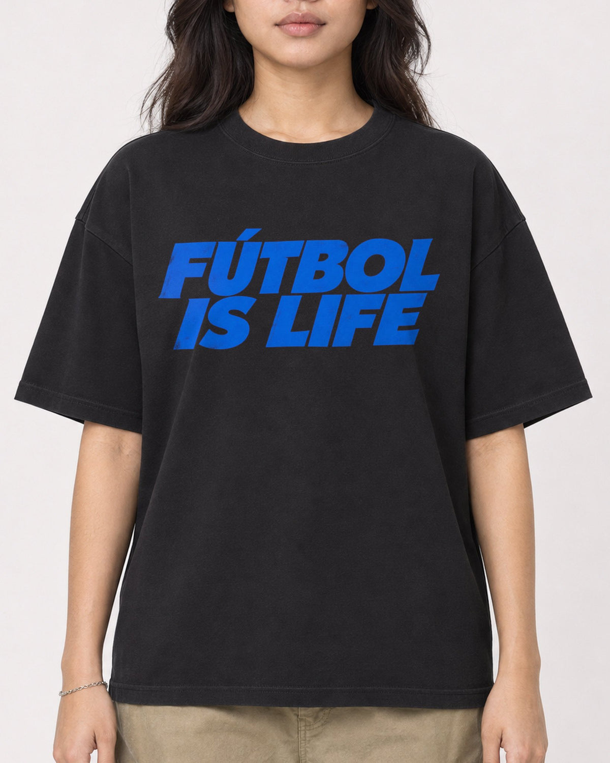 Mockup Boxy Heavyweight Tee Black female close-up 02