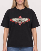 Mockup Boxy Heavyweight Tee Black female close-up 08