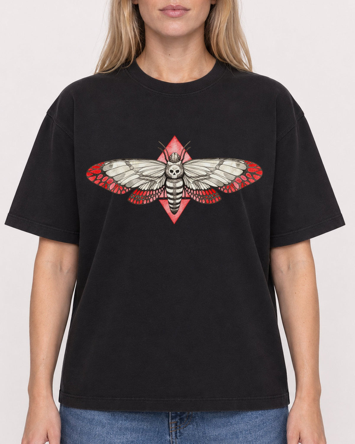 Mockup Boxy Heavyweight Tee Black female close-up 08