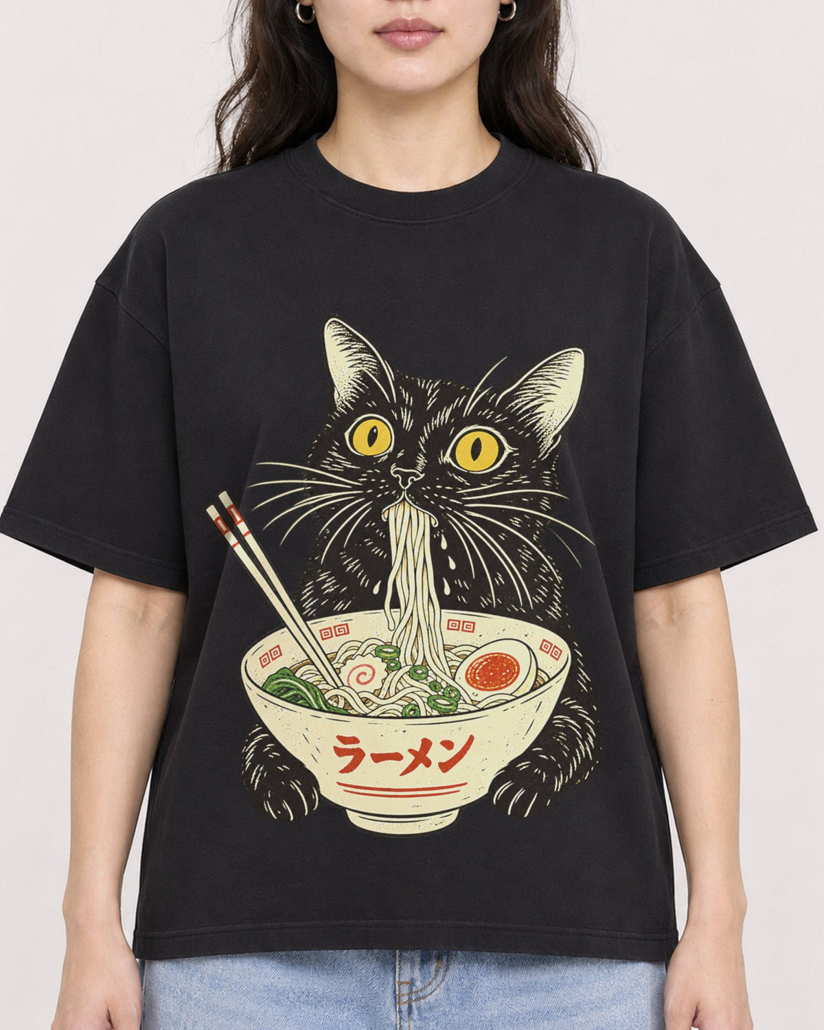 Mockup Boxy Heavyweight Tee Black female close-up 03