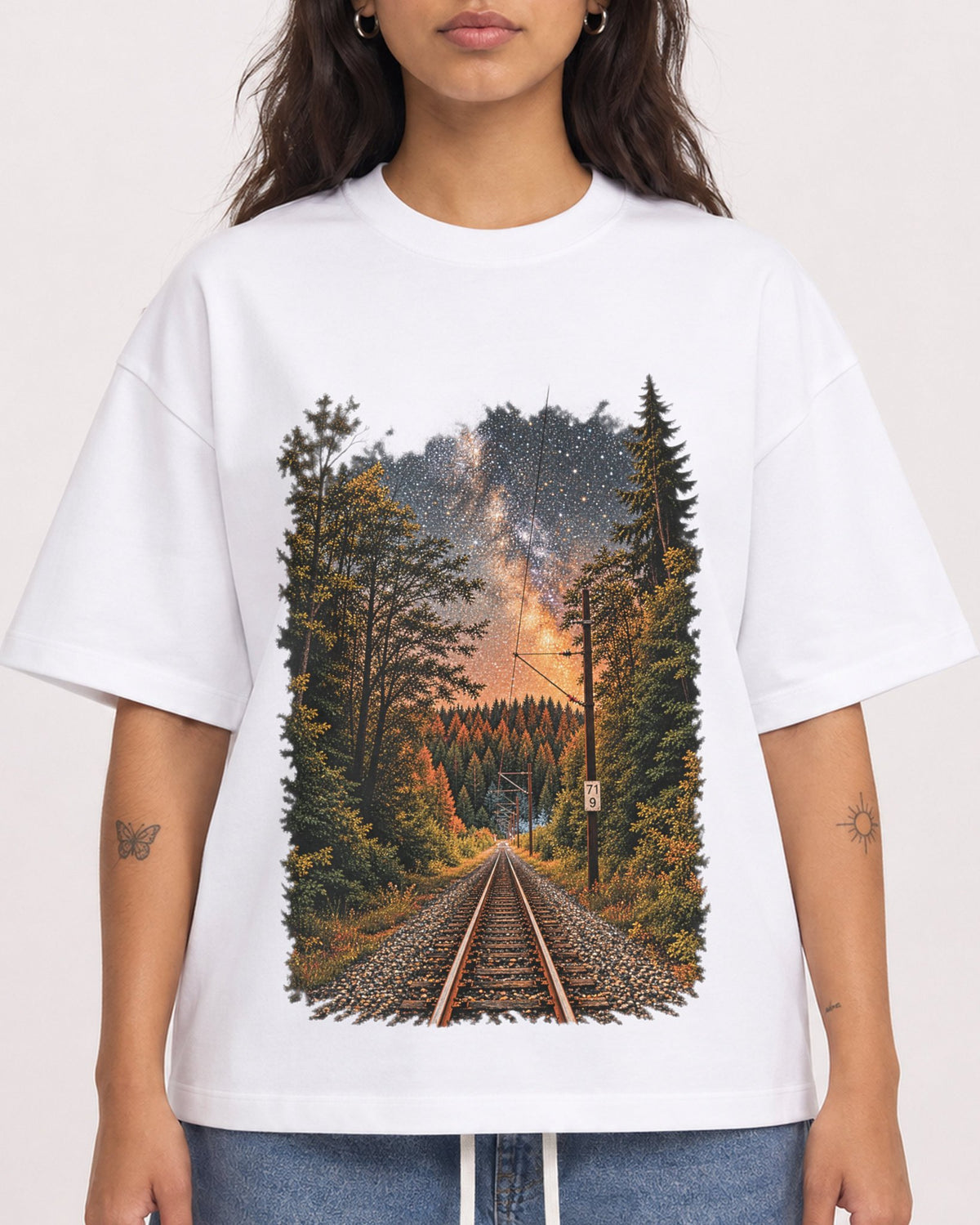 Mockup Boxy Heavyweight Tee White female close-up 06