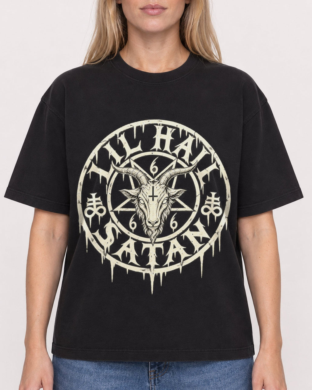 Mockup Boxy Heavyweight Tee Black female close-up 08