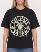 Mockup Boxy Heavyweight Tee Black female close-up 08